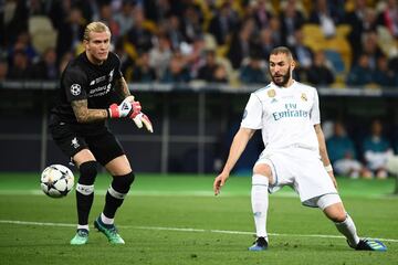 Cuatro semanas despu谷s, se la jug車 en la final al portero del Liverpool. Karius quiso jugar una pelota sencilla con Benzema muy cerca, que adivin車 la intenci車n y estir車 la pierna. Una acci車n r芍pida de pillo que supuso el 1-0 y dej車 tocado al portero alem芍n, que volvi車 a pifiarla en otro gol...