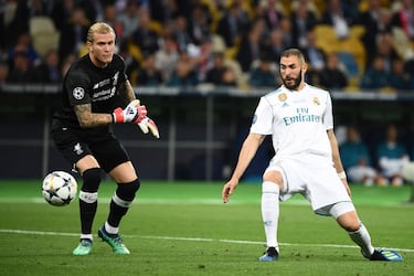 Cuatro semanas después, se la jugó en la final al portero del Liverpool. Karius quiso jugar una pelota sencilla con Benzema muy cerca, que adivinó la intención y estiró la pierna. Una acción rápida de pillo que supuso el 1-0 y dejó tocado al portero alemán, que volvió a pifiarla en otro gol...