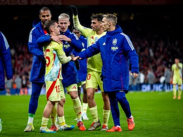 Robert Sánchez, Dani Olmo, Pedri y Alejandro Grimaldo felicitan al debutante con la selección española, Marc Casadó, tras finalizar el partido.