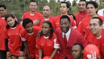 <b>UN ÍDOLO PARA TODOS. </b>Muchos de los presentes en el acto no dudaron en hacerse una foto con el astro brasileño.