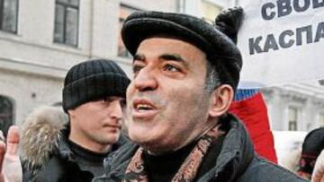 <b>PARTIDARIOS. </b>Kasparov fue llevado ayer hasta su casa por la Policía. Sus partidarios le esperaban con carteles: "Libertad para Kasparov".