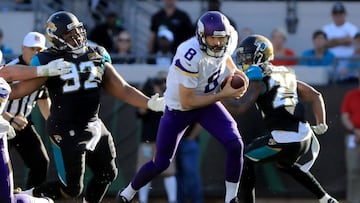 JACKSONVILLE, FL - DECEMBER 11: Sam Bradford #8 of the Minnesota Vikings scrambles for yardage against the Jacksonville Jaguars during the game at EverBank Field on December 11, 2016 in Jacksonville, Florida. Sam Greenwood/Getty Images/AFP
== FOR NEWSPAPERS, INTERNET, TELCOS & TELEVISION USE ONLY ==