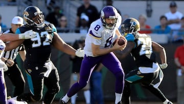 JACKSONVILLE, FL - DECEMBER 11: Sam Bradford #8 of the Minnesota Vikings scrambles for yardage against the Jacksonville Jaguars during the game at EverBank Field on December 11, 2016 in Jacksonville, Florida.   Sam Greenwood/Getty Images/AFP
 == FOR NEWSPAPERS, INTERNET, TELCOS &amp; TELEVISION USE ONLY ==