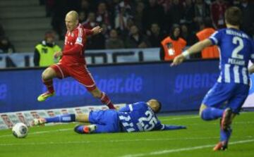 Arjen Robben intena salvar la entrada de John Anthony Brooks.