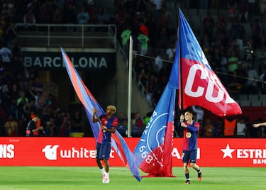 Marc Casado y Lamine Yamal, celebran el título de Liga al final del encuentro de la jornada 37 de LaLiga entre FC Barcelona y Villarreal CF.