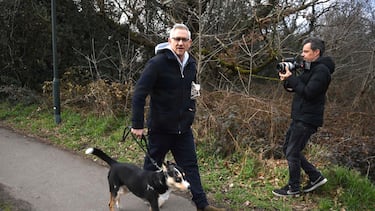 Gary Lineker pasea a su perro.