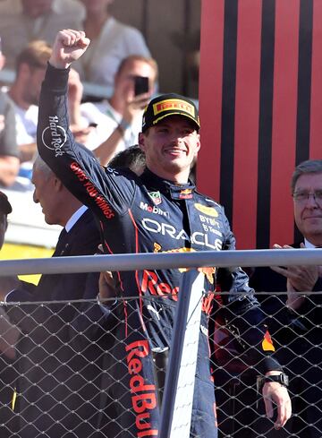 Max Verstappen de Red Bull celebra en el podio después de ganar el Gran Premio de Italia.
