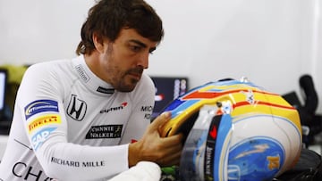 Fernando Alonso en el box de McLaren en Sepang.