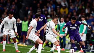 Real Madrid's Rodrygo, right, controls the ball during a Spanish La Liga soccer match between Real Madrid and Athletic Bilbao at the Santiago Bernabeu stadium in Madrid, Spain, Sunday, March 31, 2024. (AP Photo/M. Gracia Jimenez)
associated Press / LaPresse
Only italy and Spain