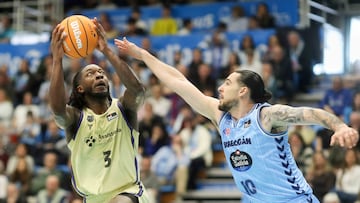 Myles Cale, alero del Barcelona, lanza ante el Río Breogán en la jornada 21 de la Liga Endesa.