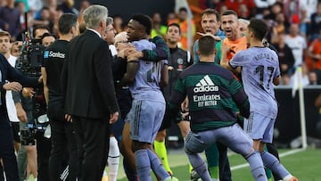 Real Madrid's Brazilian forward Vinicius Junior (C) leaves after being sent off the pitch by the referee during the Spanish league football match between Valencia CF and Real Madrid CF at the Mestalla stadium in Valencia on May 21, 2023. (Photo by JOSE JORDAN / AFP)