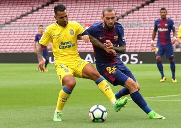 Jonathan Viera fends off Aleix Vidal at Camp Nou yesterday