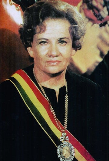 Tras una serie de revueltas en Bolivia en la que hubo un golpe de estado, la resistencia popular retomó el poder y nombró a Lidia Gueiler como presidenta constitucional interina del país. Estuvo cerca de un año. 