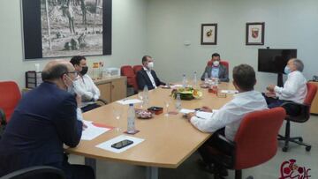 Representantes de los clubes del fútbol profesional con el Consejero de Cultura y Turismo, Javier Ortega.