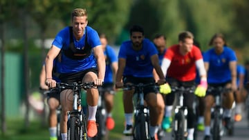 Los jugadores del Basilea, con Janko a la cabeza, fueron al entrenamiento de ayer en bicicleta.