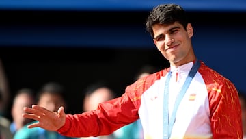 Carlos Alcaraz, con la medalla de plata en los Juegos Olímpicos de París 2024.
