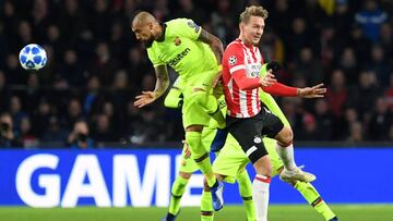 Soccer Football - Champions League - Group Stage - Group B - PSV Eindhoven v FC Barcelona - Philips Stadium, Eindhoven, Netherlands - November 28, 2018 Barcelona's Arturo Vidal in action with PSV Eindhoven's Luuk de Jong REUTERS/Toussaint Kluiters