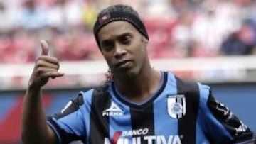 Ronaldinho, en un partido con Los Gallos de Quer&eacute;taro.