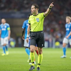 ¿Quién es Makkelie, el árbitro del Barcelona-Nápoles y cuántas veces arbitró al Barça?