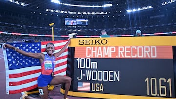 Melissa Jefferson-Wooden poses posa en Tokio.