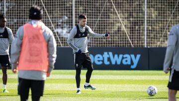 Aar&oacute;n Mart&iacute;n, al lado de Joseph Aidoo, durante un entrenamiento del Celta en su ciudad deportiva. 