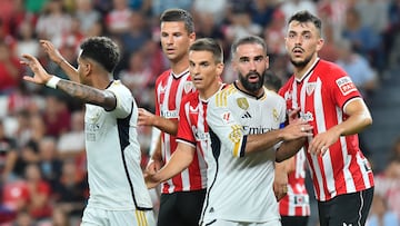 Jugadores de Athletic y Real Madrid en el partido de la primera vuelta disputado en San Mamés.