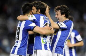 1-0 Finnbogason celebró el primer tanto con sus compañeros.