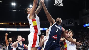 Willy Hernangómez trata de anotar ante Guerschon Yabusele en la final del Eurobasket 2022.