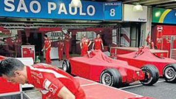 <b>DESEMBARCO. </b>Los equipos ya han llegado a Brasil. Ayer, los mecánicos de Ferrari se instalaban en el circuito de Interlagos, con sus coches más potentes del año.