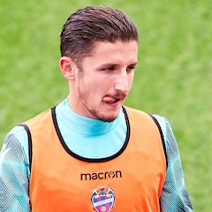 Enis Bardhi, en busca de su esencia