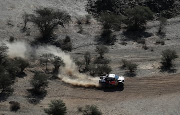 El piloto Lucas Moraes del equipo Toyota Gazoo Racing y su copiloto Armand Monleon en acción durante la etapa 7.