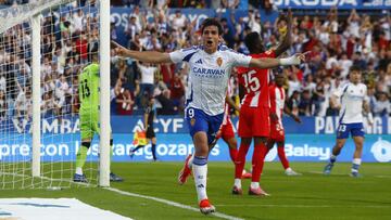 Iván Azón celebra un gol frente al Almería.