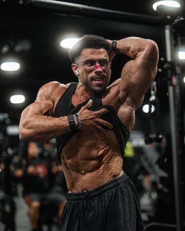 Mauro Fialho es un culturista profesional nacido en Brasil en 1989, pero afincado en España desde su infancia. Obtuvo su tarjeta profesional (Pro Card) en el IFBB Amateur Olympia Portugal en 2021. Ha logrado clasificar y competir en el Mr. Olympia en varias ocasiones (2023, 2024, y para 2025). Obtuvo pases directos para el Mr. Olympia al ganar eventos como el "1 Bro Pro Show" de Londres (2023) y el "Mexico Grand Battle" (2024).