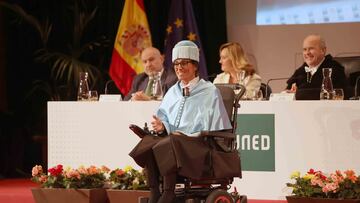 La nadadora Teresa Perales posa tras ser nombrada Doctora Honoris Causa por la UNED.