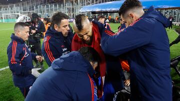 El jugador de la selección chilena, Arturo Vidal, es fotografiado durante el partido de clasificación al Mundial 2026 contra Colombia.