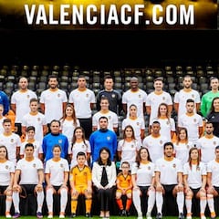 El Valencia incluye a dos niños enfermos en su foto oficial más tierna