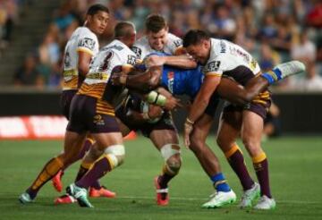 Corey Parker, Corey Oates y Alex Glenn, jugadores de los Brisbane Broncos, ten¨ªan un objetivo claro: el jugador de los Eels Semi Radrdra no pod¨ªa avanzar un cent¨ªmetro m¨¢s. Es por ello que cada uno de ellos le coge de donde puede para evitar que lo consiga. Por si no eran suficientes, ya ten¨ªan un compa?ero al acecho