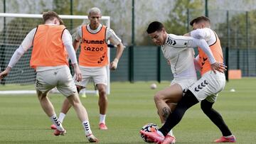 James y Mina, enfocados en Aston Villa: Así fue su práctica