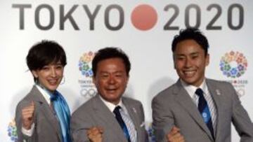 La periodista Christel Takigawa, el director de Tokio 2020 Naoki Inose , y Christel Takigawa, medallista nipón en esgrima.