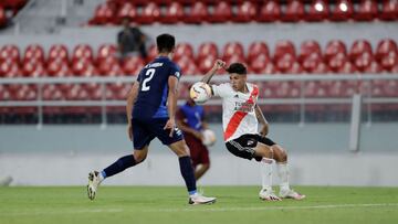 JJPANA8518. BUENOS AIRES (ARGENTINA), 10/12/2020.- Jorge Carrascal (d) de River disputa un bal&oacute;n con Math&iacute;as Laborda de Nacional hoy, en un partido de los cuartos de final de la Copa Libertadores entre River Plate y Club Nacional en el estadio Libertadores de Am&eacute;rica en Buenos Aires (Argentina). EFE/Juan Ignacio Roncoroni POOL