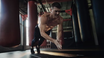 El boxeador Stephen “Wonderboy” Thompson realizando flexiones de brazos con palmada.