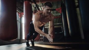 El boxeador Stephen &ldquo;Wonderboy&rdquo; Thompson realizando flexiones de brazos con palmada.