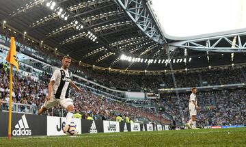 Soccer Football - Serie A - Juventus v Napoli - Allianz Stadium, Turin, Italy - September 29, 2018  General view as Juventus' Miralem Pjanic takes a corner  REUTERS/Alberto Lingria