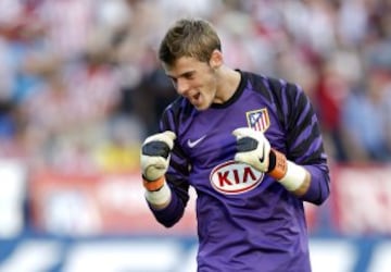 4 - David de Gea: El retiro de Van der Sar en 2011 obligó a Manchester United a buscar un arquero de las mismas cualidades. Los ingleses se fijaron en David de Gea, joven promesa del Atlético de Madrid. El elenco de Old Trafford no lo pensó dos veces y se quedó con el español a cambio de 25 millones de euros.