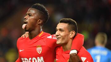Monaco's Spanish forward Keita Balde (L) celebrates with teammates after scoring a goal during the French L1 football match Monaco (ASM) versus Guingamp (EAG) on November 4, 2017 at The Louis II Stadium in Monaco. / AFP PHOTO / YANN COATSALIOU