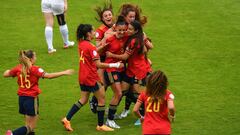 Las jugadoras celebran el gol de Carla Camacho.