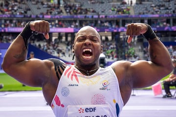 El colombiano Mauricio Valencia celebra tras conseguir el segundo puesto en la final de lanzamiento de jabalina F34. 