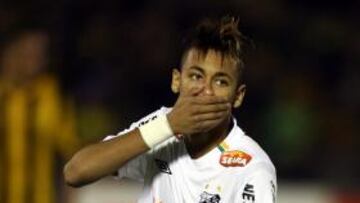 <b>A LA ESPERA. </b>Neymar se lamenta en un partido con el Santos.