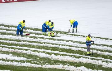 Durante la mañana ha comenzado la retirada de la nieve del terreno de juego 