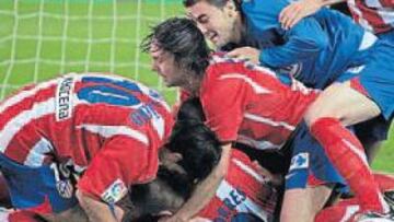 <b>UNA PIÑA. </b>Los jugadores del Atlético celebran uno de los goles en Liga. Los rojiblancos esperan estar en Europa.